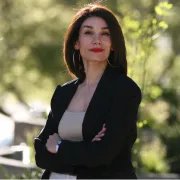 Nooshi Nikpour logo