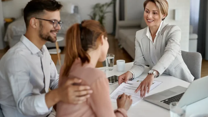 Lily Mahmoudi - Comparion Insurance Agent